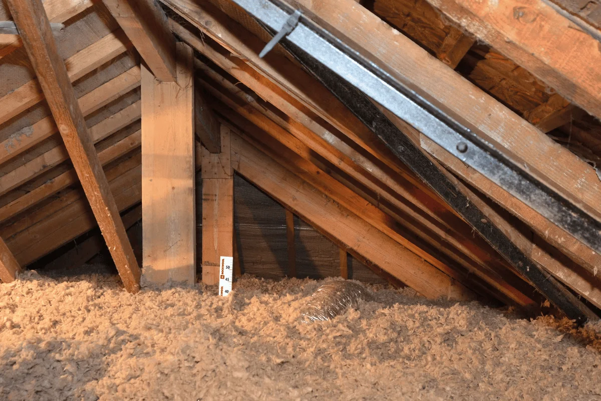 Machine souffleuse en action, soufflage de laine de roche Rockwool dans des combles perdus à Rennes par Okmont