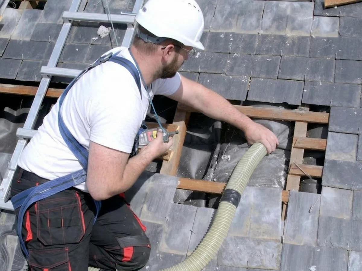 Isolation sarking des rampants par l'extérieur à Rennes, technicien Okmont RGE