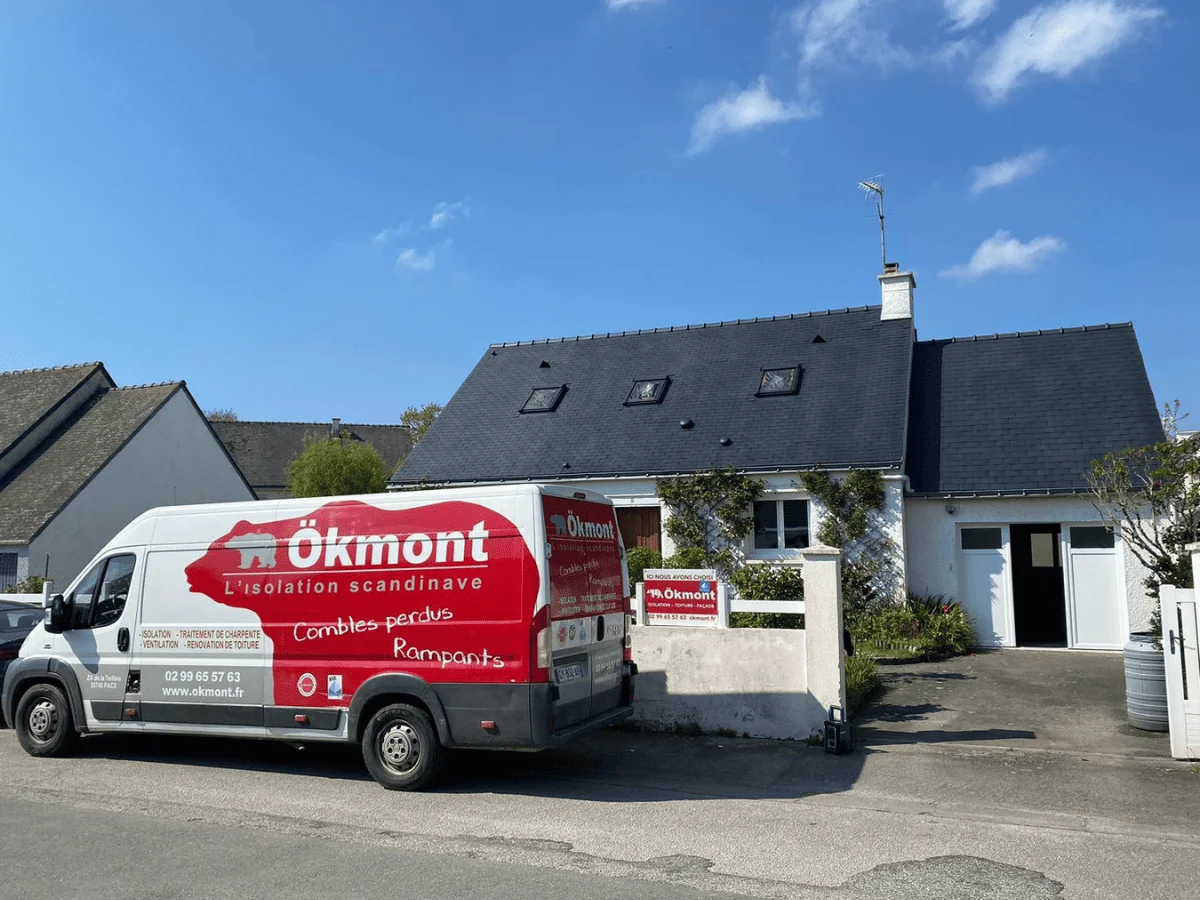 Technicien Okmont lors de la pose d'isolant en vrac dans des combles perdus