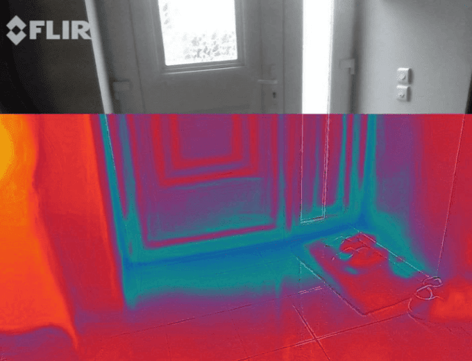 Caméra thermique pointant sur un mur pour détecter les déperditions