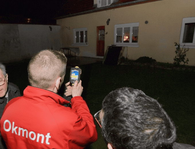 Technicien Okmont réalisant un diagnostic à la caméra thermique