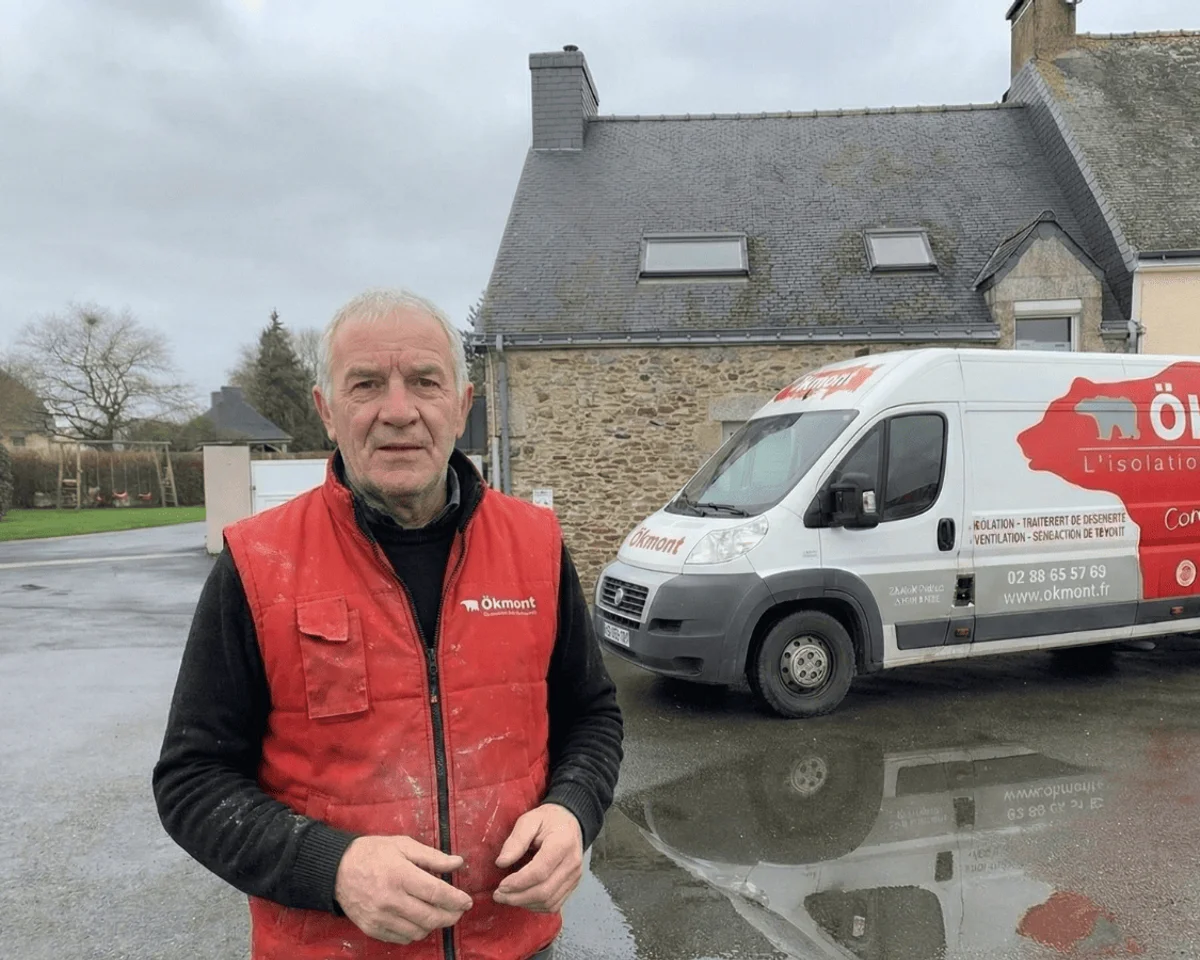 Pose de panneaux isolants pour sarking par l'extérieur d'une toiture à Rennes, Okmont